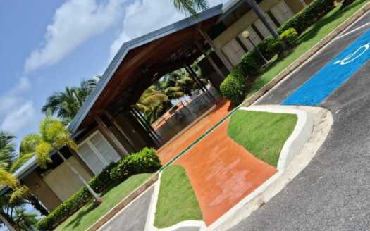 Seafront condo for rent in Claxton Bay
